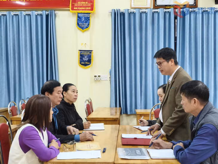 Cán bộ phường Việt Hưng trao đổi, nắm bắt thông tin hoạt động của tổ hòa giải khu phố Hà Khẩu 7.