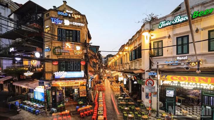 Phố cổ Hà Nội lên đèn lúc hoàng hôn. Đây là một trong những điểm đến thu hút đông đảo du khách trong nước và quốc tế ghé thăm. (Ảnh: THÀNH ĐẠT)