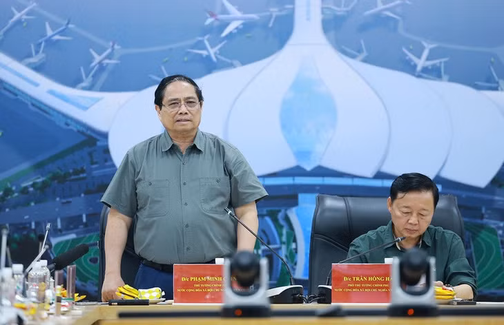 Thủ tướng đề nghị Bộ Xây dựng và các cơ quan liên quan tiếp tục đánh giá hiệu quả tổng thể của sân bay, đóng góp vào sự phát triển của TPHCM và Đồng Nai - Ảnh: VGP/Nhật Bắc