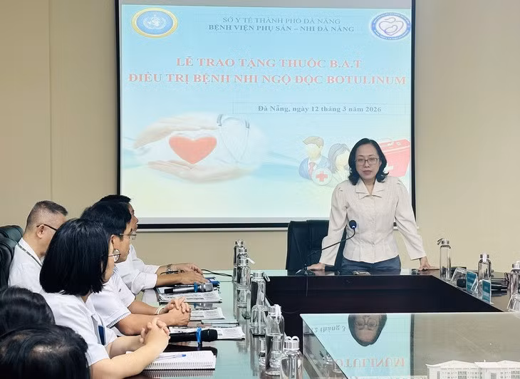 Bà Trần Thanh Thủy - Giám đốc Sở Y tế Đà Nẵng - thông tin tại lễ trao tặng thuốc BAT - Ảnh: BVCC