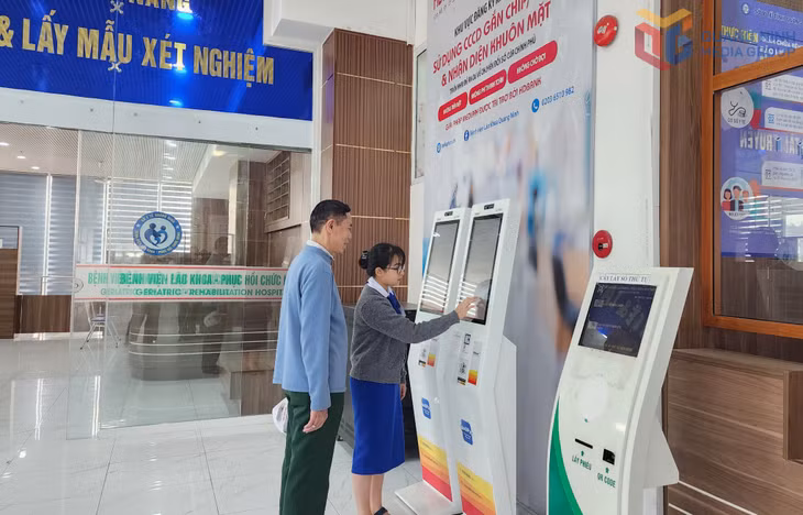 Nhân viên y tế Bệnh viện Lão khoa - Phục hồi chức năng Quảng Ninh hướng dẫn người dân đăng ký khám bệnh qua ki-ốt thông minh.