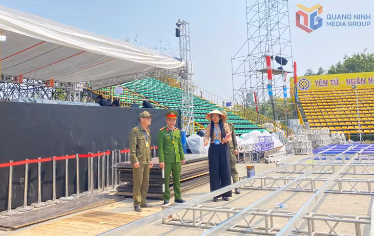 Lực lượng chức năng phường Yên Tử kiểm tra công tác chuẩn bị, an ninh trật tự cho chương trình. 