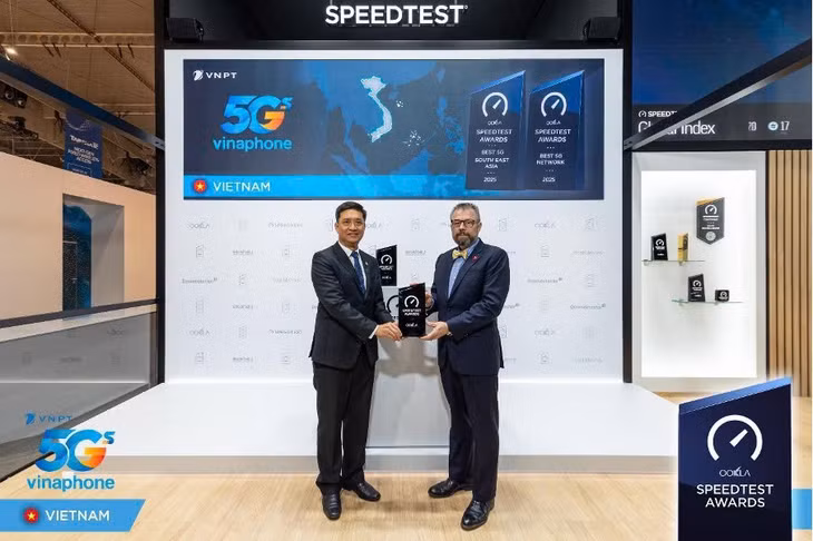 Ông Nguyễn Nam Long, Phó Tổng Giám đốc Tập đoàn VNPT, đón nhận giải thưởng tại Mobile World Congress 2026. Ảnh: Cao Hưng