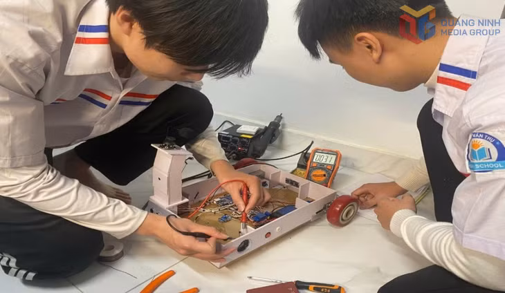 Trần Huy Nguyên và Nguyễn Tuấn Anh, Trường THPT Hoàng Văn Thụ (phường Vàng Danh), trong quá trình chế tạo mô hình. Ảnh: Nhóm tác giả cung cấp