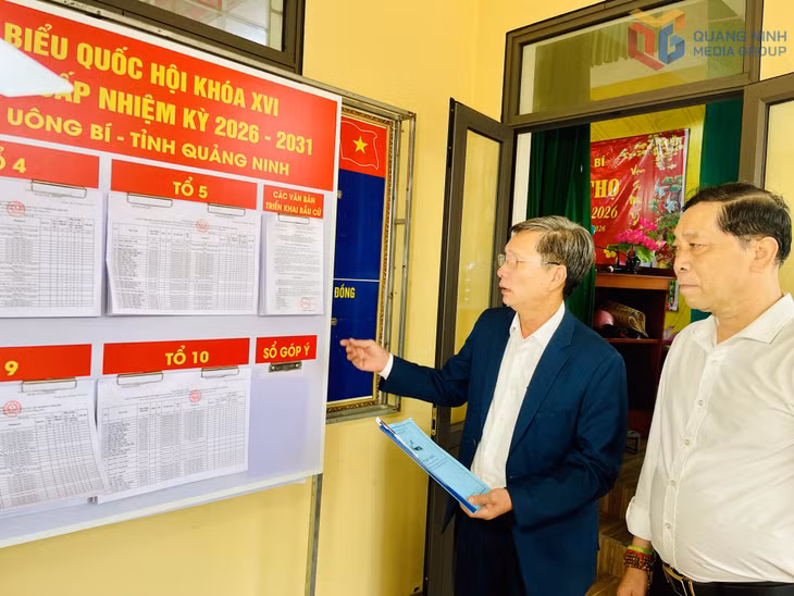 Lãnh đạo HĐND phường Uông Bí trực tiếp giám sát công tác chuẩn bị bầu cử tại khu vực bỏ phiếu số 30, khu Thanh Sơn 6.