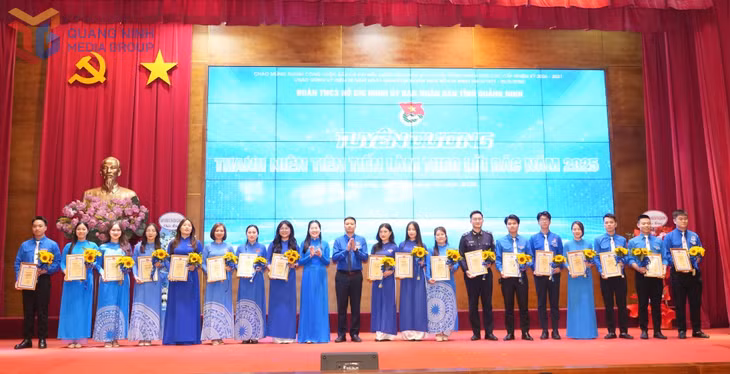 Đoàn UBND tỉnh tuyên dương thanh niên học và làm theo lời Bác.