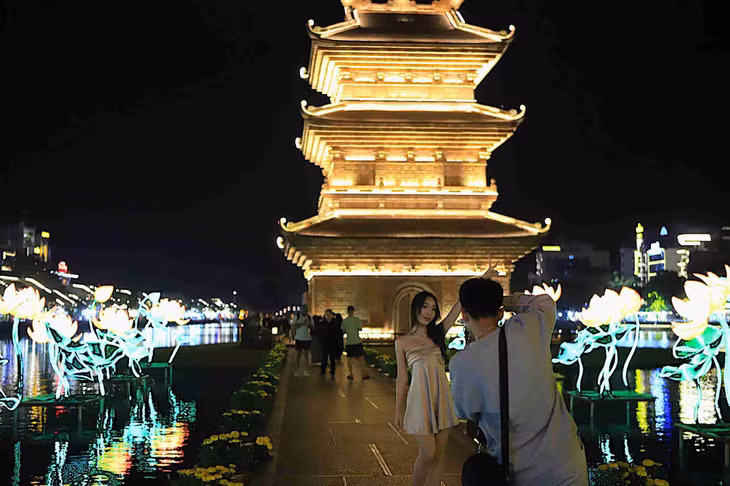 Tọa lạc giữa hồ Kỳ Lân, tháp Tứ Ân trở thành điểm nhấn kiến trúc nổi bật.