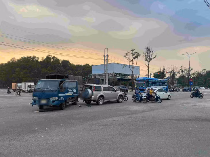 Vụ tai nạn làm nhiều người trên các xe ô tô bị xây xát nhẹ và hoảng sợ. Ảnh: Đình Trọng