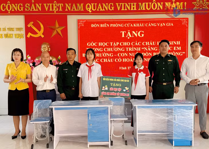 Tổi trẻ Đồn BPCK cảng Vạn Gia trao tặng 