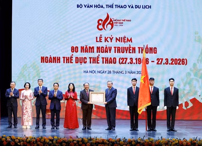Cục Thể dục Thể thao Việt Nam nhận Huân chương Lao động hạng Nhất dịp kỉ niệm 80 năm ngày truyền thống. Ảnh: Thái Dương