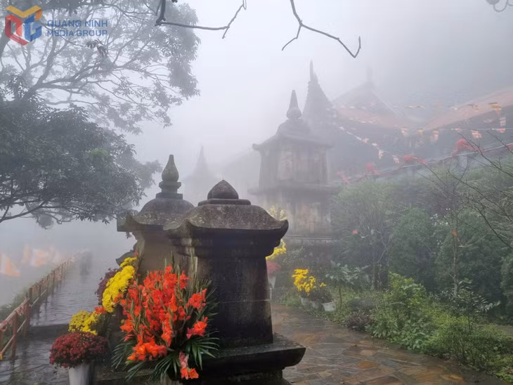 Ngọa Vân thuộc Quần thể di tích và danh thắng Yên Tử - Vĩnh Nghiêm - Côn Sơn, Kiếp Bạc, chìm trong sương mờ xuân 2026.