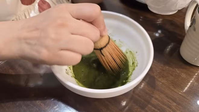 Lợi ích pha chế matcha tại nhà giúp các bà nội trợ thư giãn và tái tạo năng lượng sau những bận rộn công việc. Ảnh: Tuấn Đạt