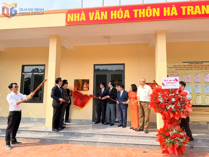 Các đại biểu gắn biển công trình nhà văn hóa, khu vui chơi thể thao thôn Hà Tranh.