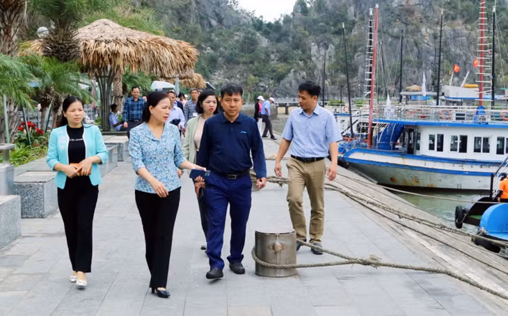 Đoàn ĐBQH tỉnh giám sát công tác bảo vệ môi trường trên Vịnh Hạ Long (tháng 3/2025).