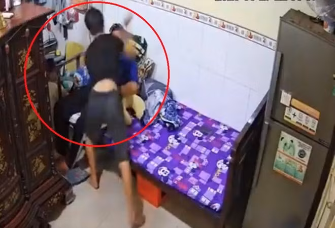 Công an đang điều tra clip ghi lại cảnh nam thanh niên bạo hành cậu ruột bị tai biến. Ảnh: Cắt từ clip