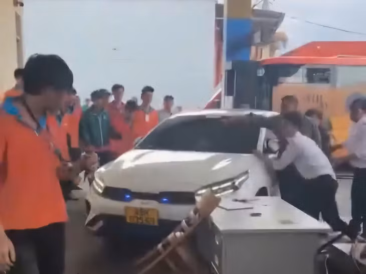 Quốc lái xe lao vào nhóm người trong tình trạng say xỉn. Ảnh: Cắt từ clip người dân cung cấp