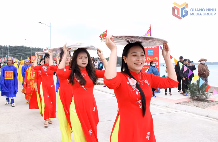 Tiếp sau là đội mâm lễ được phụ trách bởi phụ nữ đảo Thanh Lân.