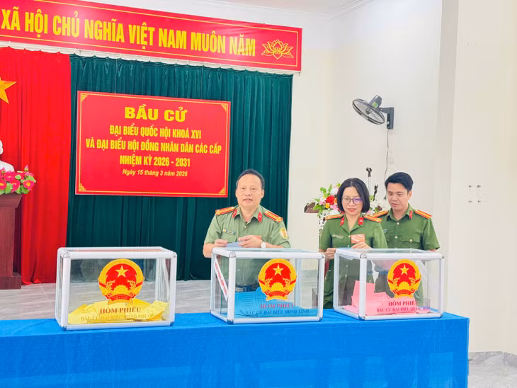 Cử tri là cán bộ, chiến sĩ lực lượng Công an tham gia thực hiện quyền bầu cử.