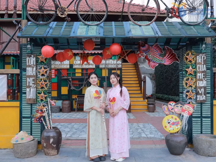 Không gian quán cơm bao cấp thu hút các bạn trẻ đến check-in, thưởng thức cơm mang vị nhà.