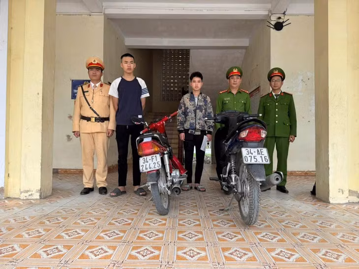 2 trường hợp vi phạm trật tự an toàn giao thông đã được mời đến trụ sở cơ quan Công an làm việc. Ảnh: Công an Hải Phòng