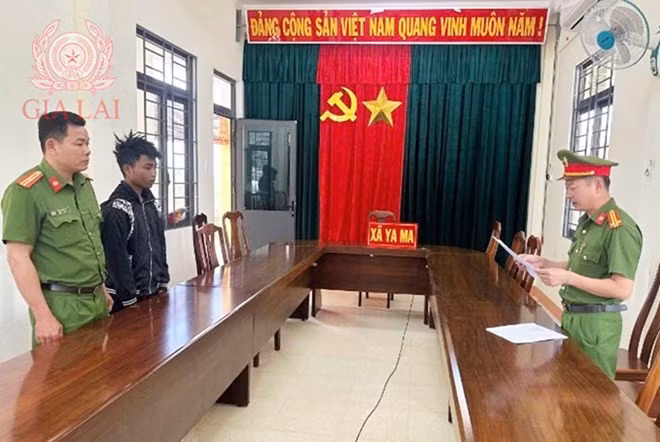 Công an xã Ya Ma (Gia Lai) thi hành quyết định khởi tố đối với Đinh Nâu. Ảnh: Công an