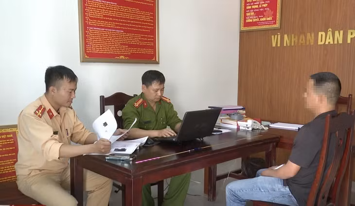 Lực lượng Công an xã Quỳ Hợp và cảnh sát giao thông làm việc với ông T. - Ảnh: PHAN GIANG
