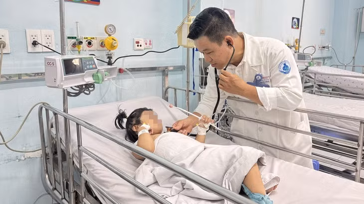 BS.CKII Dư Tấn Quy, trưởng khoa nhiễm - thần kinh Bệnh viện Nhi đồng 1 (TP.HCM), thăm khám bệnh nhi mắc bệnh tay chân miệng nặng ngày 25-3 - Ảnh: X.MAI