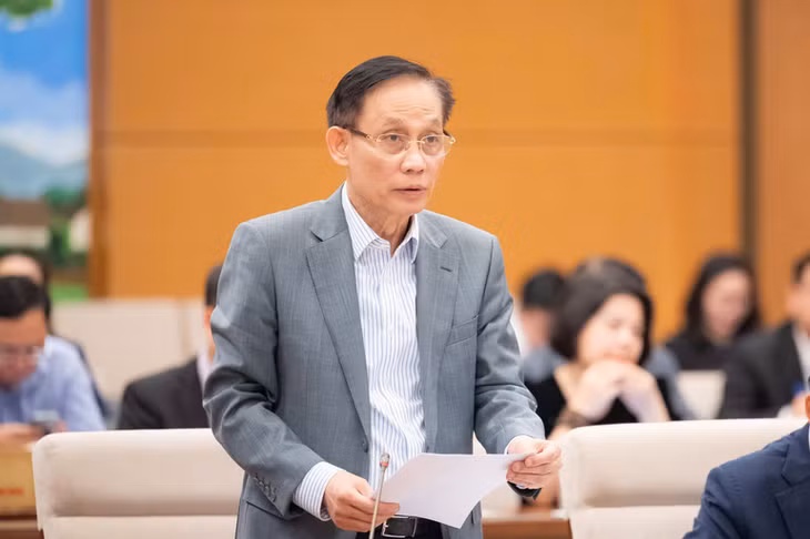 Bộ trưởng Ngoại giao Lê Hoài Trung trình bày tờ trình tại phiên họp. (Ảnh: DUY LINH)