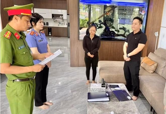 Cơ quan điều tra tống đạt quyết định khởi tố ông Nguyễn Ngọc Liên để điều tra về hành vi sản xuất hàng giả. Ảnh: Công an cung cấp