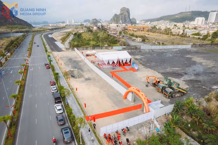 Liên danh Công ty CP Đầu tư Ngân Hà Quảng Ninh và Công ty CP Tư vấn Đầu tư tài chính Toàn Cầu tổ chức lễ khởi công dự án nhà ở xã hội tại ô đất 1C.OM-01 thuộc quy hoạch phân khu 1, phường Hà Tu.