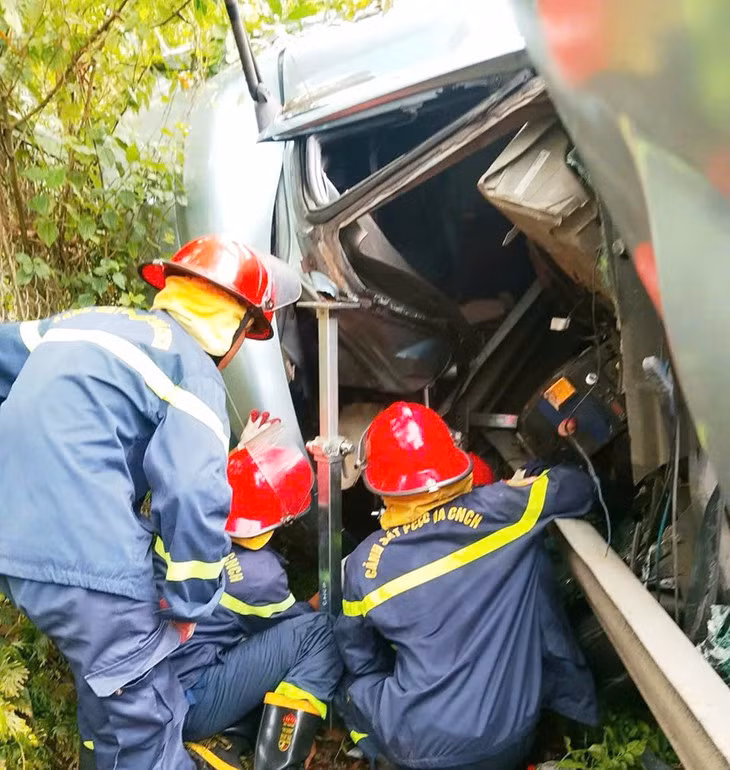 Nỗ lực đưa tài xế ra ngoài - Ảnh: Phòng Cảnh sát phòng cháy, chữa cháy và cứu nạn, cứu hộ