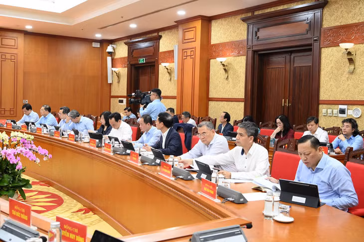 Các đồng chí lãnh đạo và các đại biểu tham dự phiên họp. (Ảnh: ĐĂNG KHOA)