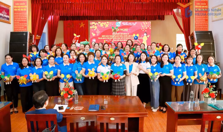 Chi hội phụ nữ khu Vĩnh Thông trao tặng những “chú lợn tiết kiệm” cho các chi hội phụ nữ trên địa bàn phường Mạo Khê.