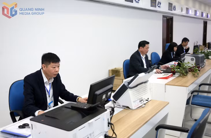 Cán bộ Trung tâm Phục vụ hành chính công tỉnh giải quyết hồ sơ TTHC trên hệ thống thông tin giải quyết TTHC kết nối với Cổng Dịch vụ công quốc gia.