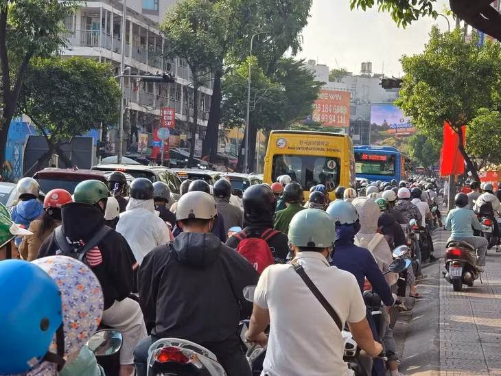 Dòng xe ùn ứ nghiêm trọng trên đường Khánh Hội - Ảnh: MINH HÒA