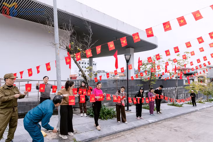 Cán bộ, đảng viên và nhân dân trang trí khu vực bỏ phiếu số 3, Khu phố Cẩm Trung 2A, phường Cẩm Phả. Ảnh: Mạnh Trường 