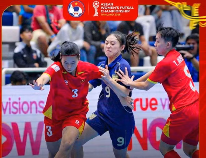Tuyển futsal nữ Việt Nam trong trận đấu với Thái Lan. Ảnh: VFF