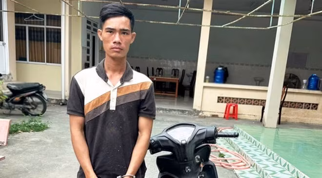 Công an đã bắt giữ được Thái cùng tang vật xe mô tô lấy trộm. Ảnh: Bình An