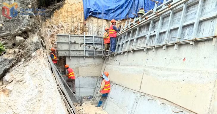 Phường Hà Lầm đẩy nhanh tiến độ thi công Dự án kè chống sạt lở đất ở tổ 53, khu Hà Trung 5.