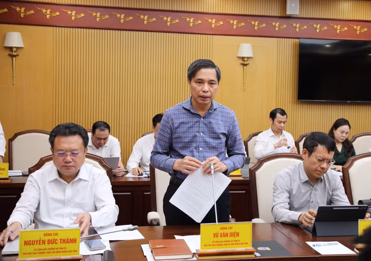 Đồng chí Vũ Văn Diện, Phó Chủ tịch UBND tỉnh, phát biểu tại hội nghị.
