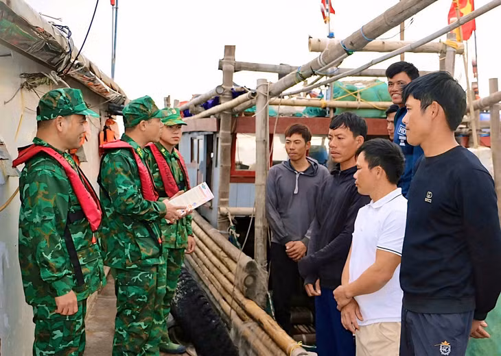 Cán bộ, chiến sĩ Đồn Biên phòng Cô Tô trực tiếp tuyên truyền, phổ biến thông tin về cuộc bầu cử cho ngư dân đang lao động trên tàu cá tại vùng biển Cô Tô.