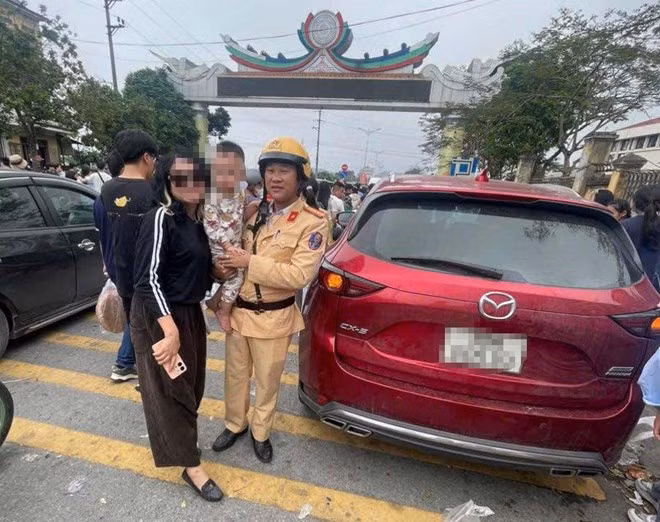 Lực lượng CSGT Công an tỉnh Bắc Ninh đã giải cứu cháu bé an toàn. Ảnh: Phòng CSGT Công an tỉnh Bắc Ninh