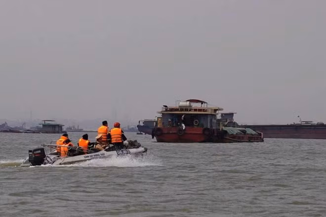 Lực lượng chức năng đang tìm kiếm nạn nhân mất tích trong vụ chìm tàu trên sông Hồng. Ảnh: Công an tỉnh Phú Thọ