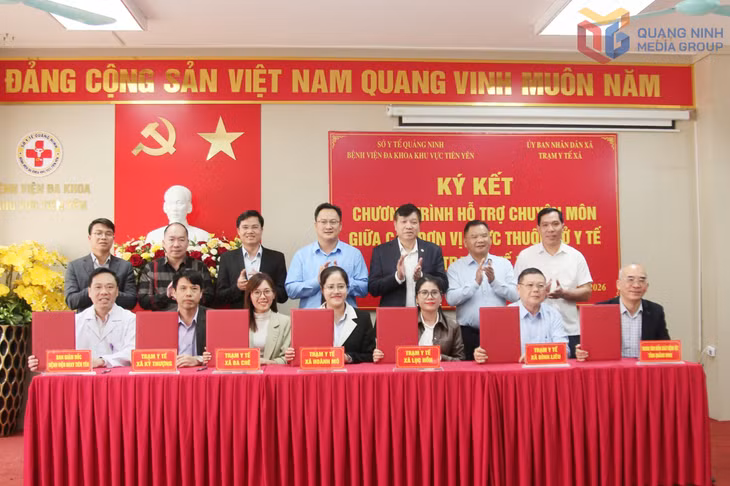 Tại khu vực miền Đông, Bệnh viện Đa khoa khu vực Tiên Yên và CDC Quảng Ninh ký kết hỗ trợ chuyên môn cho 10 trạm y tế tuyến xã.
