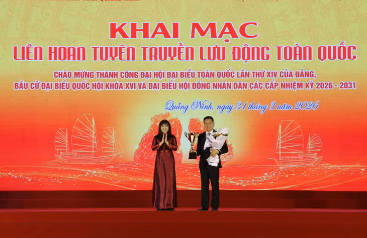 Đồng chí....
