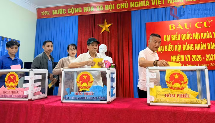 Nhân dân khu Yết Kiêu 4, phường Hồng Gai đi bầu cử đại biểu Quốc hội khóa XVI và đại biểu HĐND các cấp, nhiệm kỳ 2026-2031. Ảnh: Cao Quỳnh