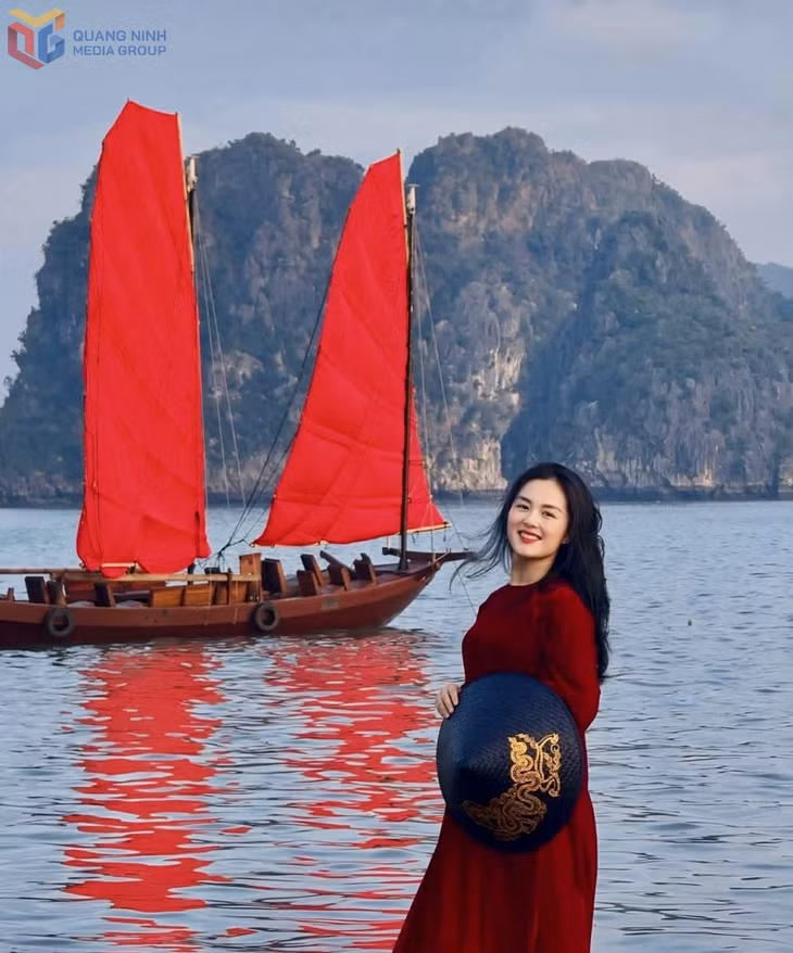 Người dân và du khách thích thú check-in với thuyền buồm trên vịnh Hạ Long. Ảnh: Hoàng Nga
