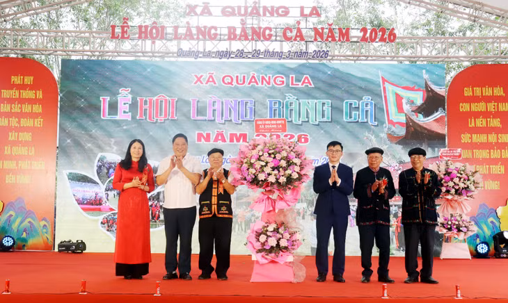Lãnh đạo xã Quảng La nhận lẵng hoa chúc mừng của các đơn vị.