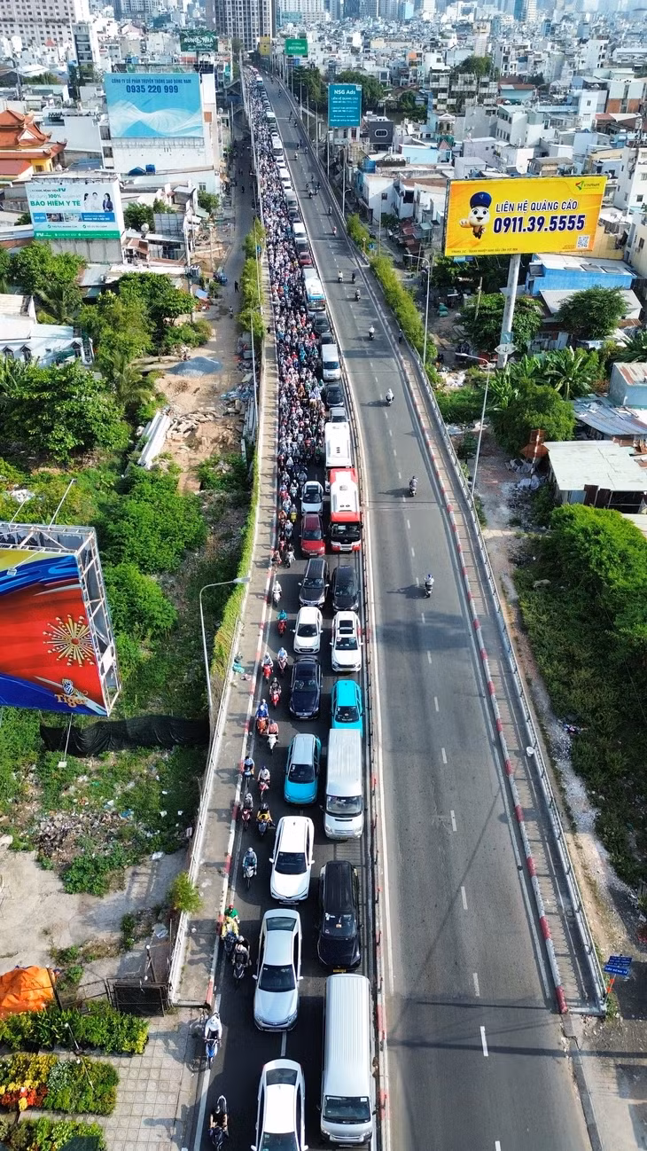 Dòng xe kẹt kéo dài qua quận 7 cũ - Ảnh: MINH HÒA