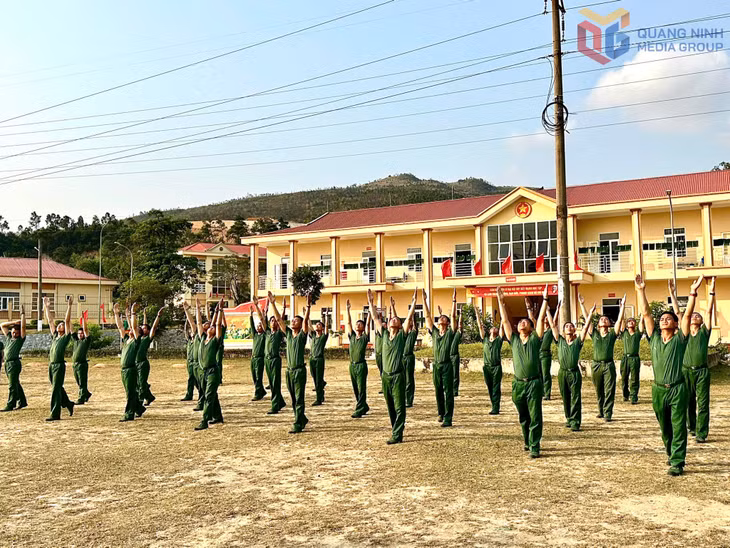 Chiến sĩ mới tại Trung đoàn 244 tập thể dục hằng ngày.